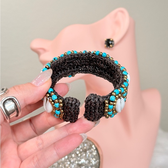 Elegant Beaded Bracelet with Turquoise and Gold - Picture 6 of 7